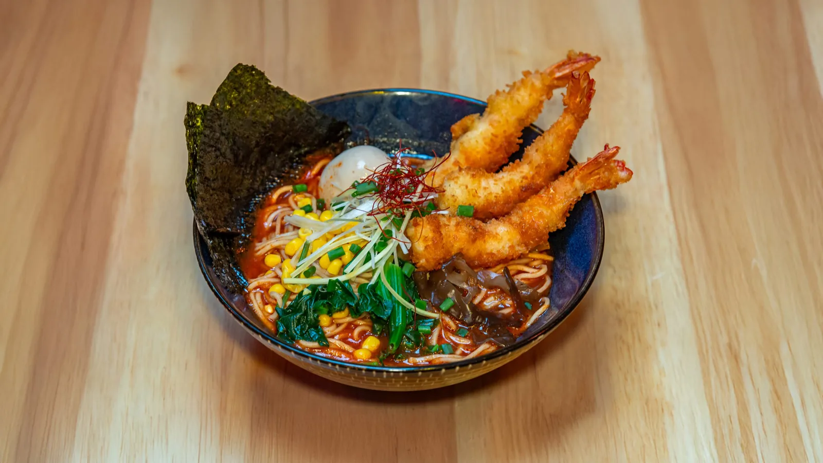 Un ramen à la tomate et ses crevettes tempura